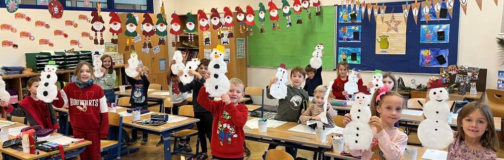 Gruppenfoto mit den fertigen Schneemännern