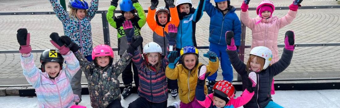 Die Kinder der 2a am Eislaufplatz.